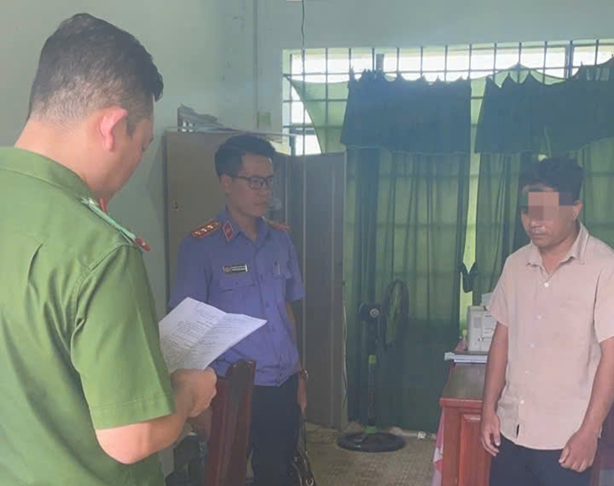 Lực lượng chức năng đọc lệnh bắt khẩn cấp Ức Kim Khoan