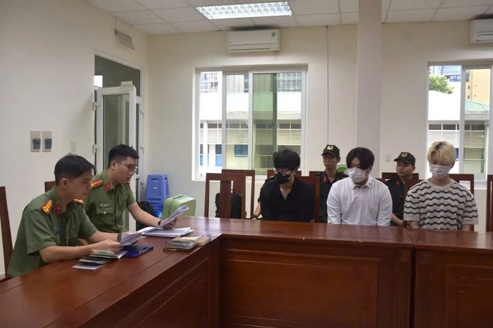 3 đối tượng bị truy nã đỏ được bàn giao cho cơ quan chức năng Hàn Quốc. (Ảnh: C.A)