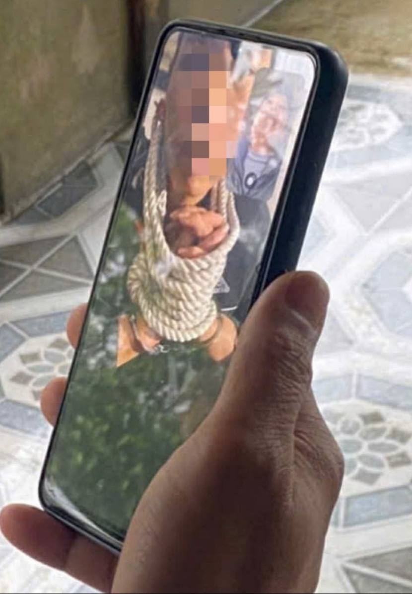 Hình ảnh anh H bị các đối tượng trói tay, đánh đập để đòi tiền chuộc.