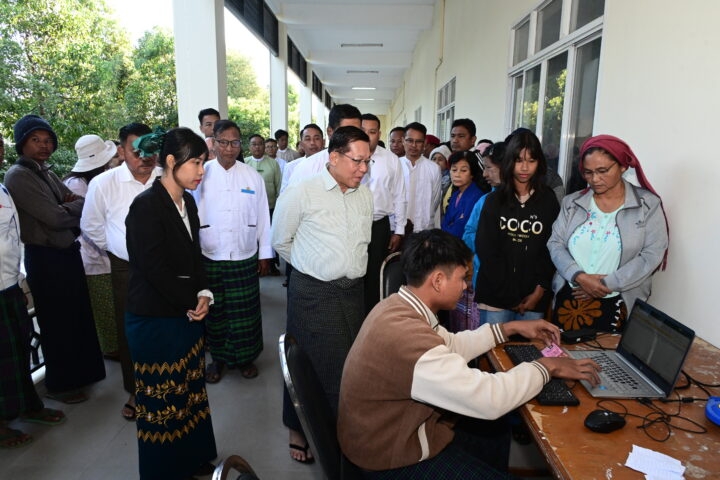 Quyền Tổng thống Min Aung Hlaing kiểm tra công tác bầu cử tại một điểm bỏ phiếu ở thị trấn Pyinmana ngày 28/12. Nguồn: Truyền thông Nhà nước Myanmar