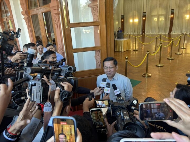 Quyền Tổng thống Min Aung Hlaing trả lời báo giới ngày 28/12. Nguồn: Truyền thông Nhà nước Myanmar