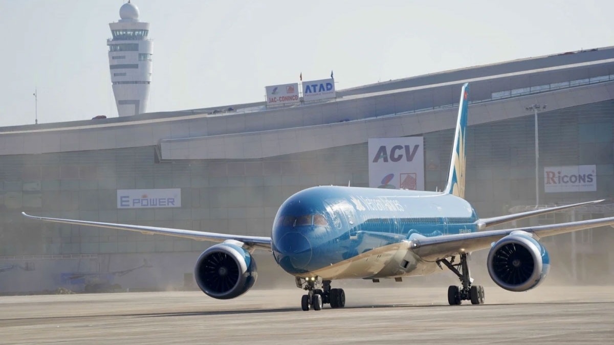 Chuyến bay đầu tiên xuống Cảng hàng không quốc tế Long Thành (ảnh: PL)