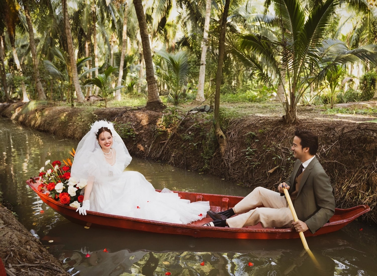 Hôn lễ Đoàn Minh Tài - Sunny Đan Ngọc được tổ chức theo phong cách mộc mạc, đậm chất miền Tây Nam Bộ. Chú rể Đoàn Minh Tài chèo xuồng hoa chở cô dâu Sunny Đan Ngọc trong lễ rước dâu ở quê nhà Bến Tre (cũ).