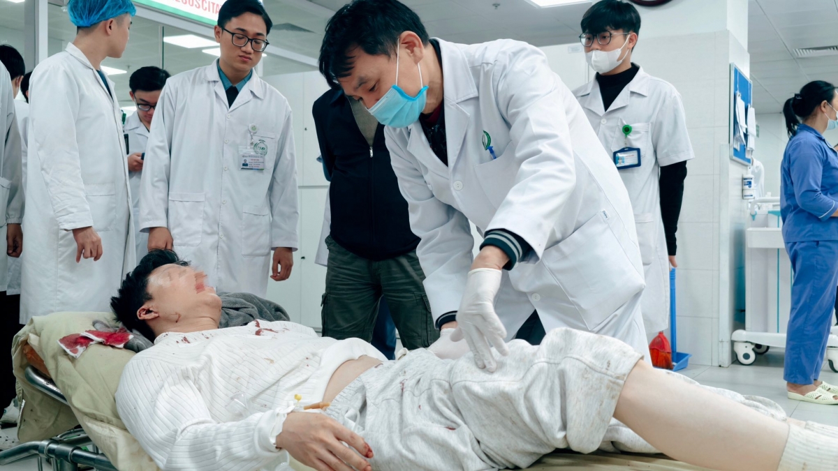 Bệnh nhân P.M.Q (29 tuổi, Hà Nội), chấn thương sọ não máu tụ ngoài màng cứng trán phải, gãy xương bả vai trái (Ảnh: Bệnh viện Việt Đức)