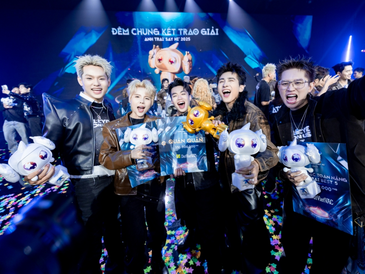 buitruonglinh cùng các nghệ sĩ trong đêm Chung kết và trao giải Anh trai "say hi" mùa 2