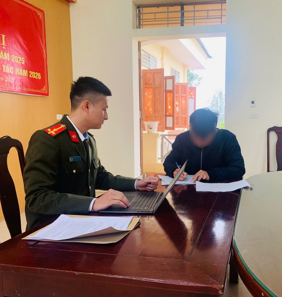 Cán bộ công an làm việc với người vi phạm. (Ảnh: Công an Nghệ An).