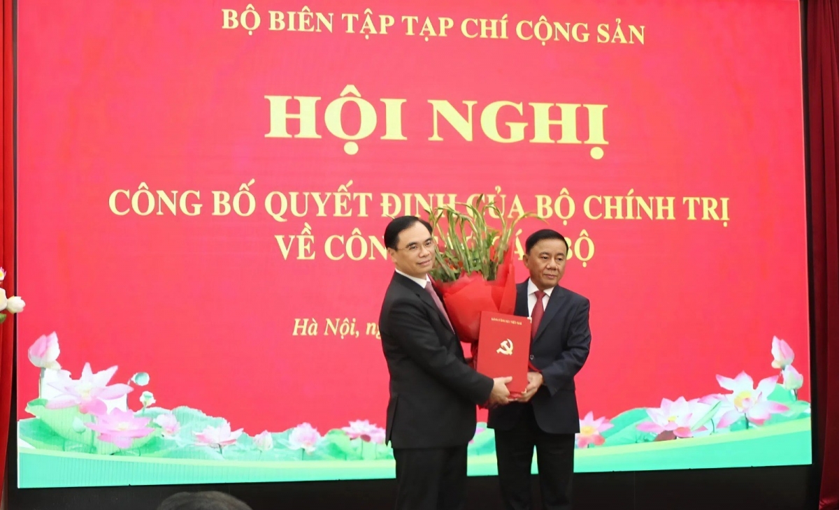 Ủy viên Bộ Chính trị, Thường trực Ban Bí thư Trần Cẩm Tú trao quyết định của Bộ Chính trị cho ông Dương Trung Ý.