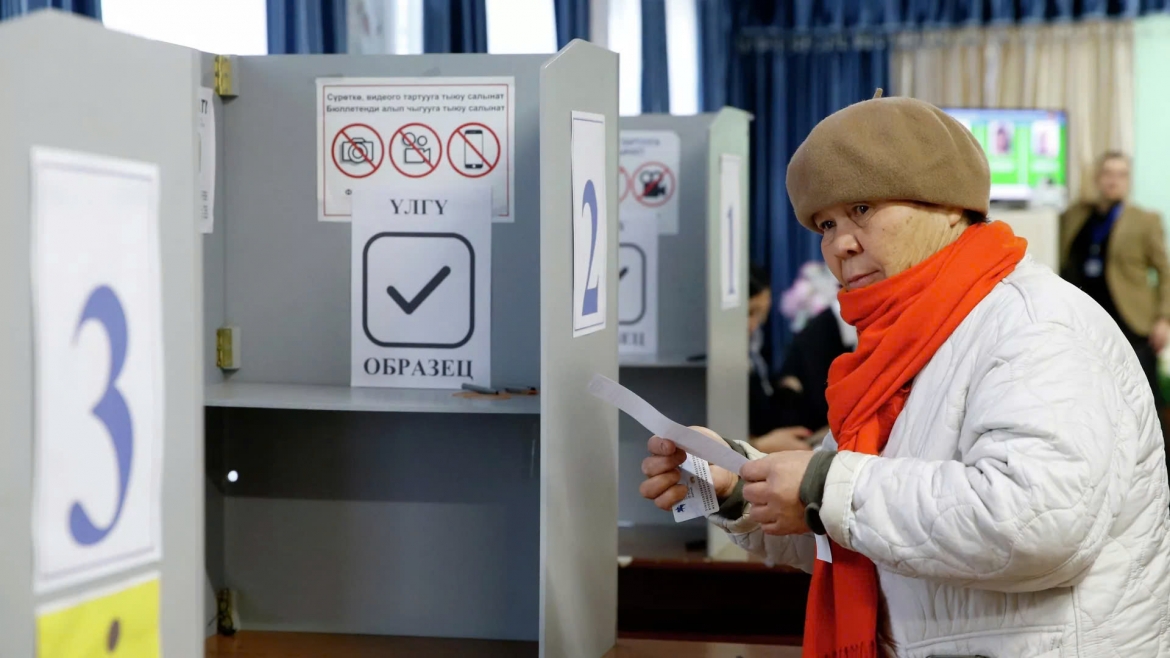 Bỏ phiếu trong cuộc bầu cử quốc hội sớm của Kyrgyzstan. Ảnh: Ria Novosti