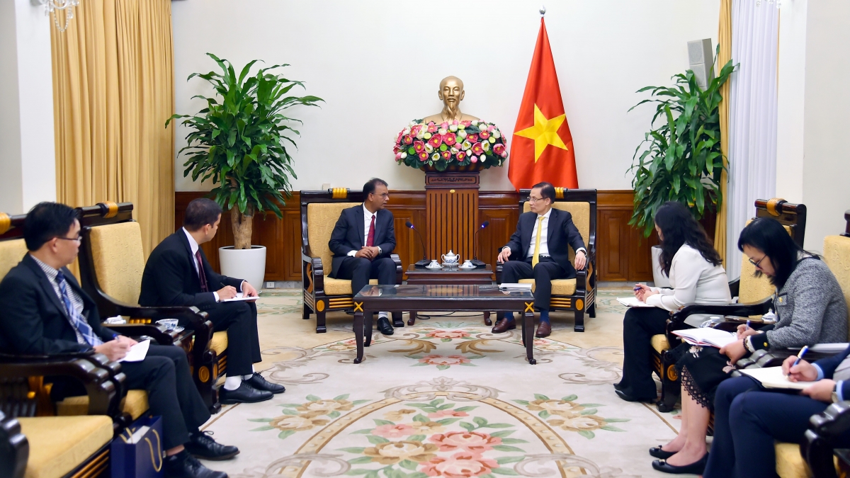 Bộ trưởng Lê Hoài Trung đề nghị Đại sứ và Chính phủ Nepal quan tâm, tạo điều kiện cho cộng đồng người Việt Nam tại Nepal. Ảnh: BNG