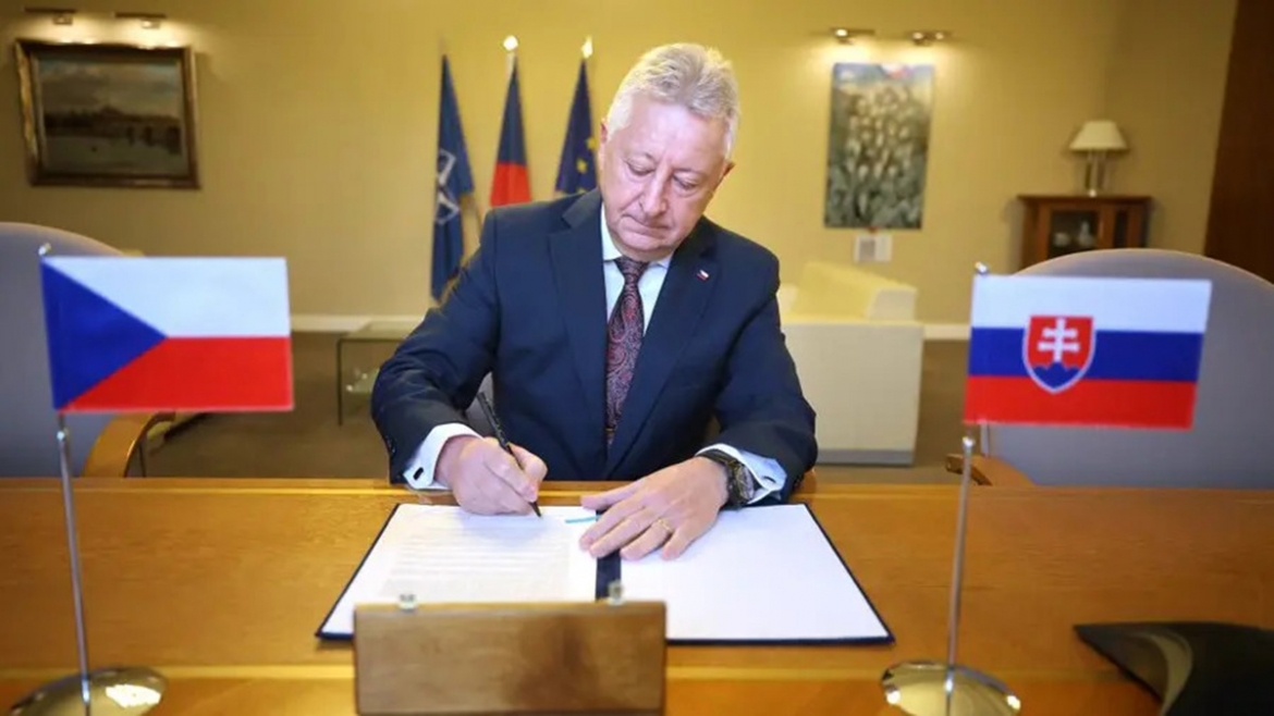 Bộ trưởng Quốc phòng Séc Zůna ký tuyên bố về việc bảo vệ không phận Slovakia. (Ảnh: seznamzpravy.cz)