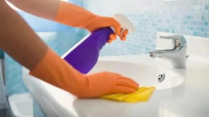 Xịt dung dịch giấm trắng pha nước - cách vệ sinh bồn rửa mặt hiệu quả (Ảnh: Drano)
