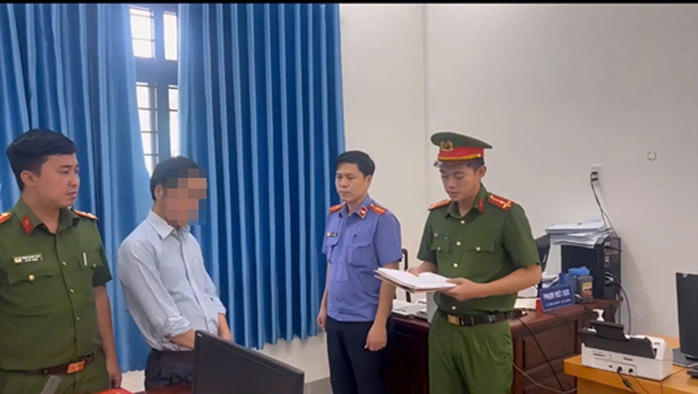 Công an đọc quyết định bắt tạm giam bị can Phạm Viết Dực (ảnh: CA)