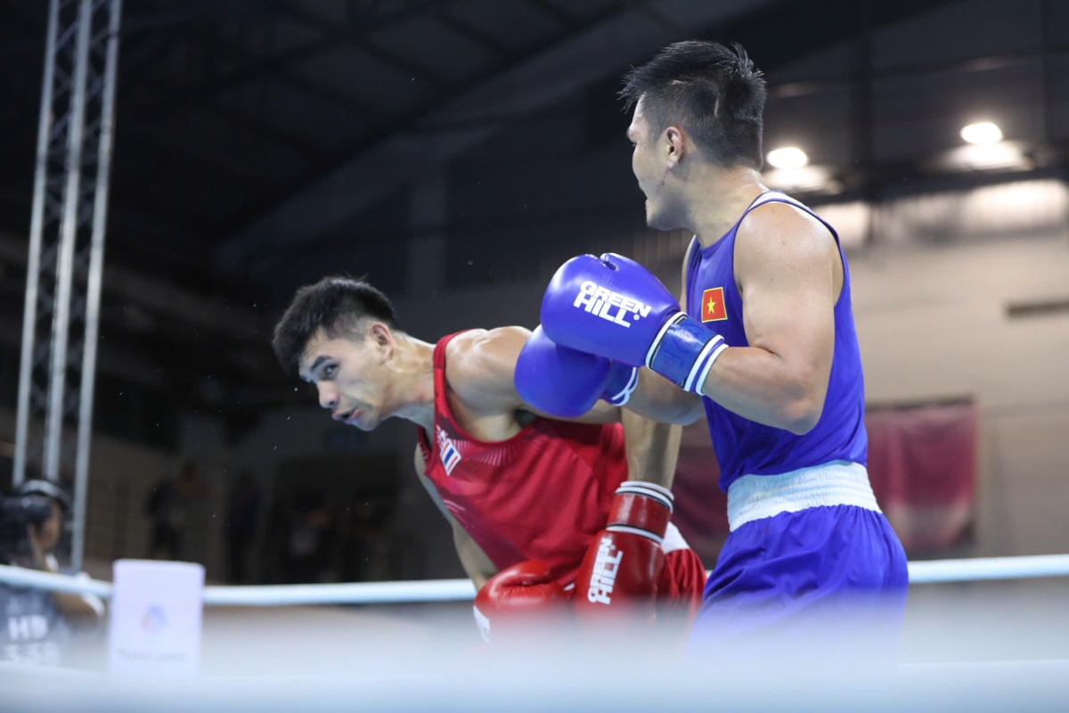 Võ sĩ Bùi Phước Tùng (xanh) giành HCB boxing. (Ảnh: Bùi Lượng). 