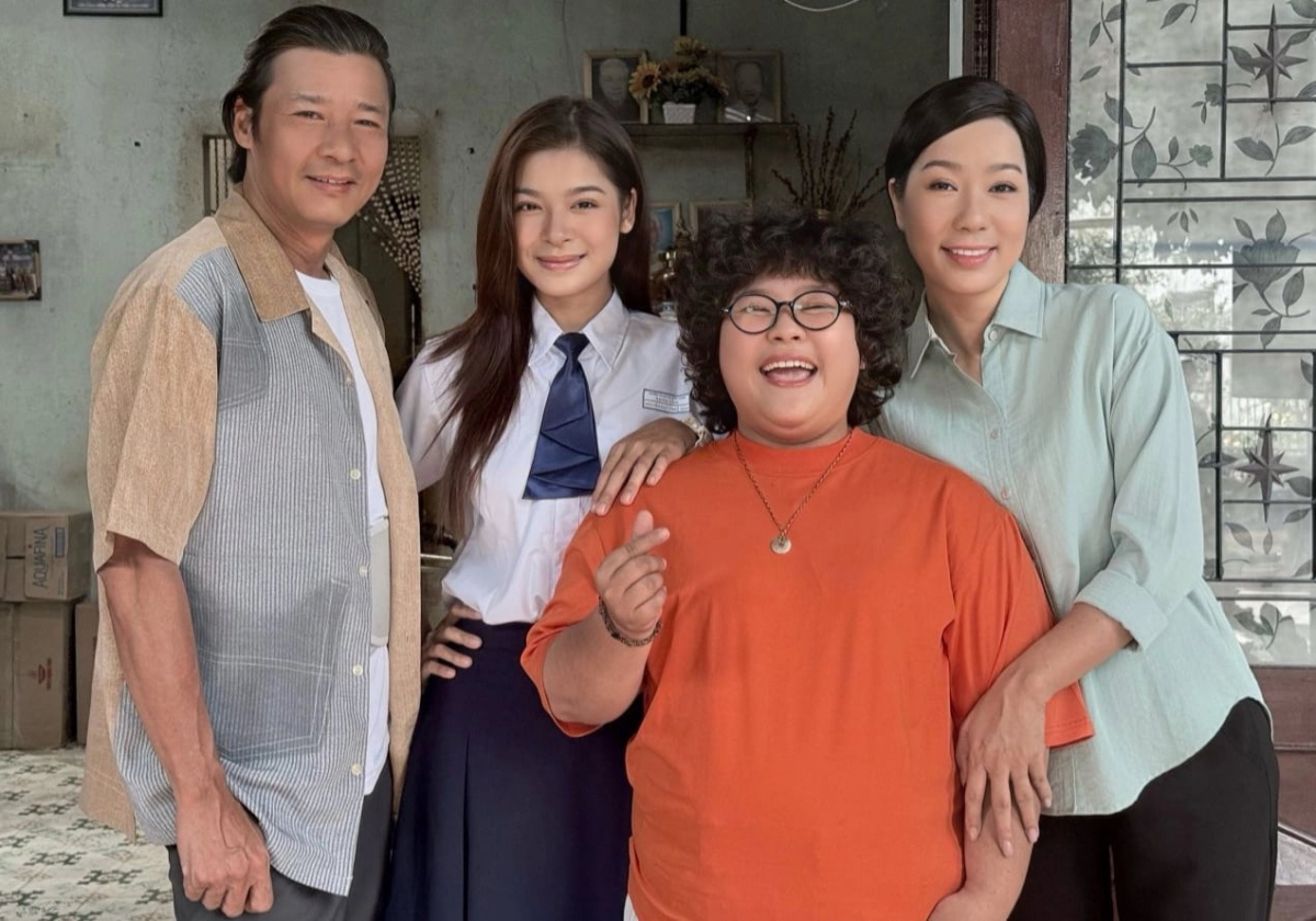 NSND Trịnh Kim Chi chụp ảnh kỷ niệm cùng bố con Võ Hoài Nam - Võ Hoài Anh và diễn viên Thiết Yến (áo đỏ) trên trường quay phim 'Sức bật trái tim' ở Đồng Nai.