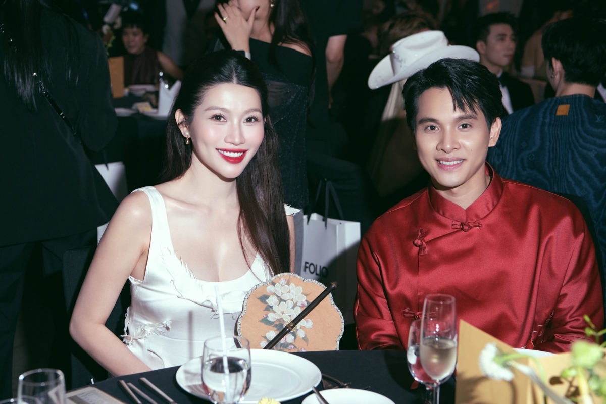 Á hậu Quỳnh Châu diện đầm lụa khoe bụng bầu tham dự sự kiện cùng chồng.