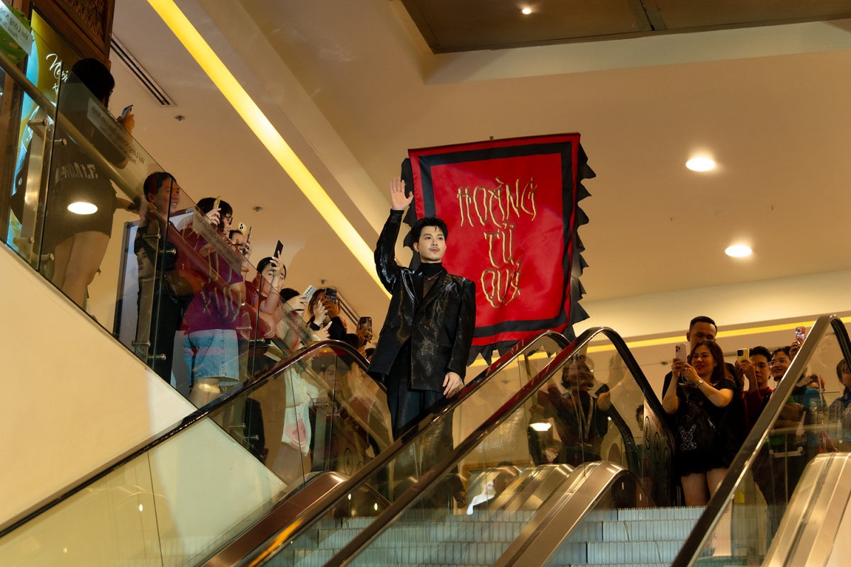 Anh Tú Atus luôn giữ trạng thái nhập vai ngay cả khi rời trường quay