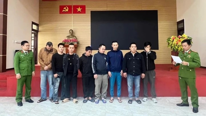 Những người liên quan đến đường dây cá độ bóng đá đặc biệt lớn vừa bị công an Quảng Trị triệt phá. Ảnh: Công an Quảng Trị