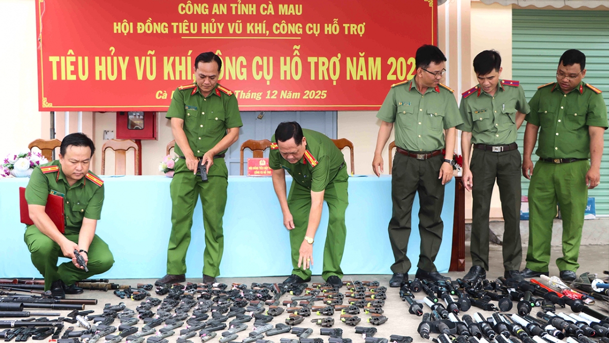 Hội đồng Tiêu hủy kiểm tra các loại vũ khí, công cụ hỗ trợ