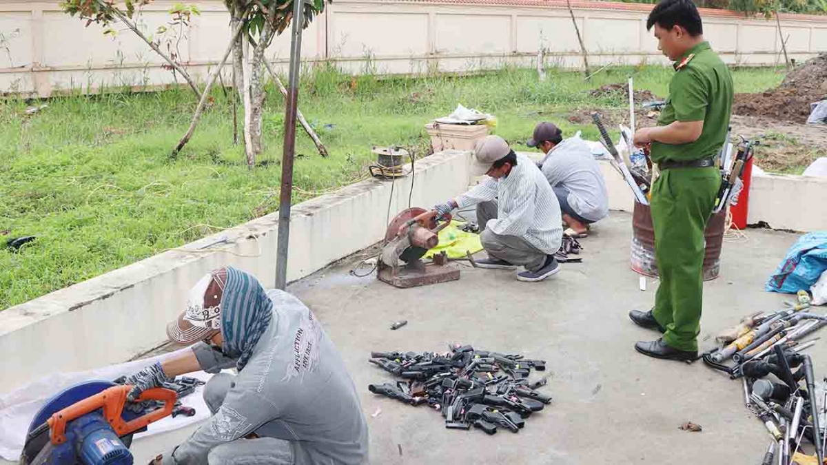 Công an tỉnh Cà Mau đã tiến hành tiêu hủy 386 vũ khí