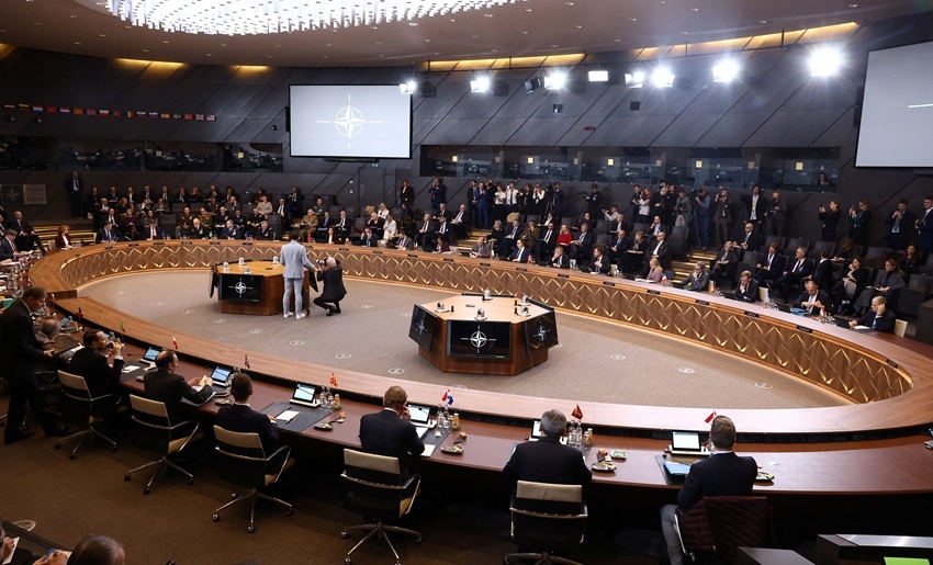 Các bộ trưởng ngoại giao NATO họp tại trụ sở của Liên minh ở Brussels. Ảnh: Reuters