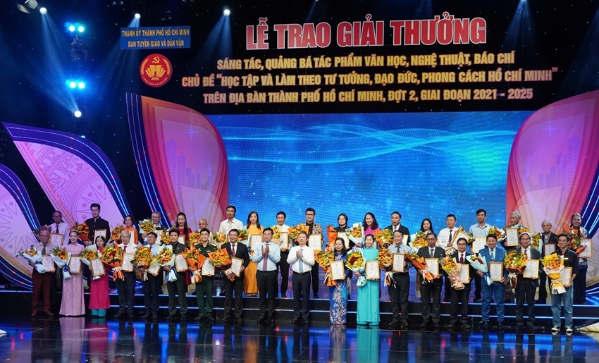 Các cá nhân, tập thể nhận Giải thưởng sáng tác, quảng bá tác phẩm văn học, nghệ thuật, báo chí về chủ đề "Học tập và làm theo tư tưởng, đạo đức, phong cách Hồ Chí Minh" đợt 2, giai đoạn 2021 – 2025 (ảnh: Vũ Hường)