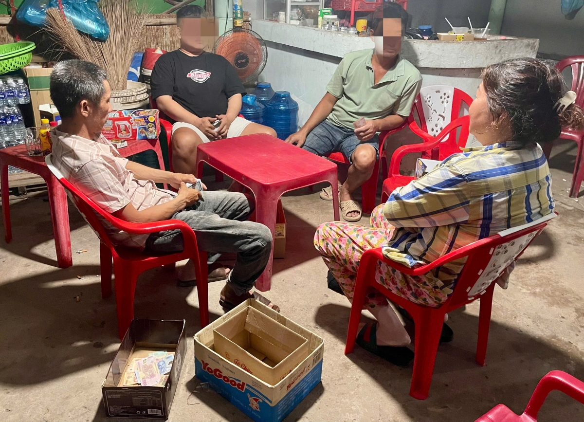 Các đối tượng tham gia đánh bạc bị công an lập hồ sơ xử lý