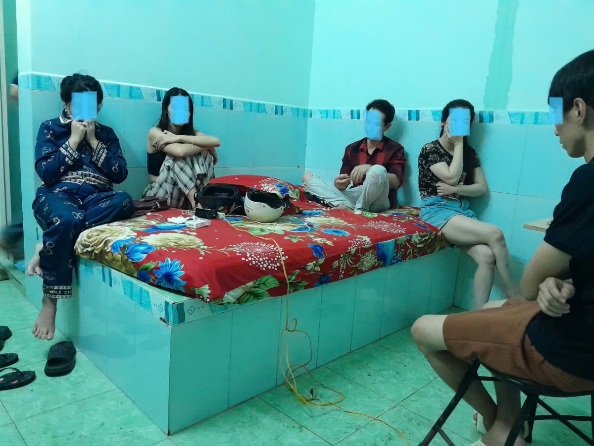 Các đối tượng thuê phòng sử dụng chất ma túy bị công an phường Trung An bắt quả tang. (Ảnh công an cung cấp)