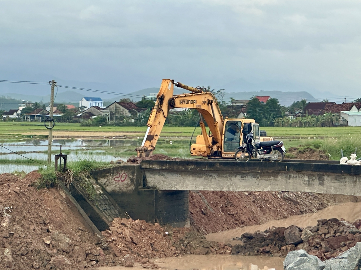 Các đơn vị đang tập trung khắc phục các công trình thủy lợi bị hư hỏng