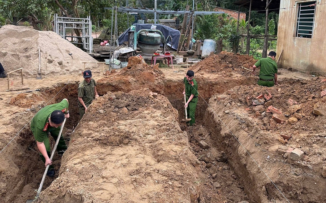Công an Đà Nẵng đào móng xây nhà cho dân (Ảnh: Công an)