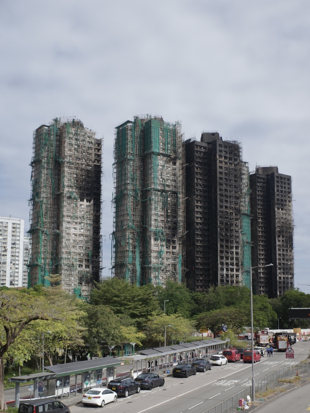 Các toà nhà đã được dập lửa sau vụ hỏa hoạn nghiêm trọng ở khu chung cư Wang Fuk Court, Hong Kong. Ảnh: The Paper