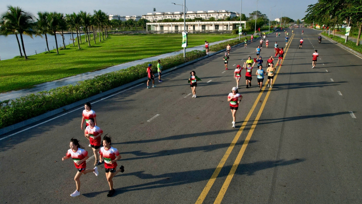 Các vận động viên thi đấu trên cung đường tuyệt đẹp.