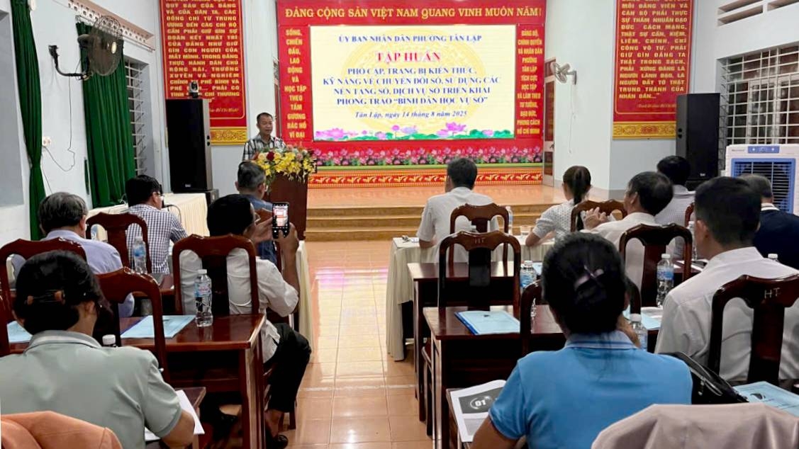 Việc tập huấn kỹ năng về chuyển đổi số thường xuyên được tổ chức để nâng cao năng lực số cho người dân.