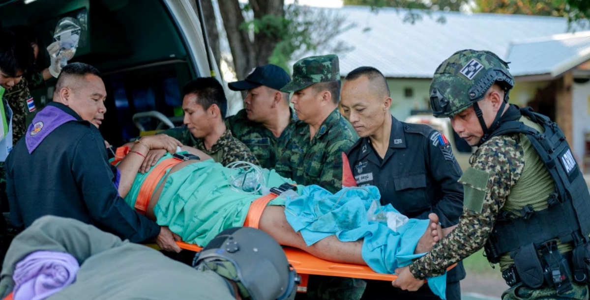 Một người bị thương được chuyển đến bệnh viện sau cuộc đụng độ giữa quân đội Thái Lan và Campuchia hôm 7/12. Ảnh: Reuters