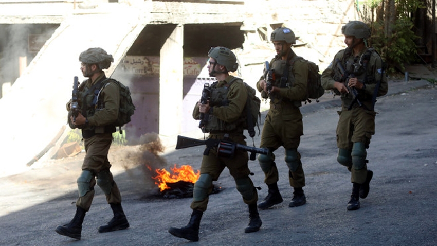 Binh sỹ Israel tuần tra tại thành phố Hebron, Khu Bờ Tây - Ảnh: THX/TTXVN