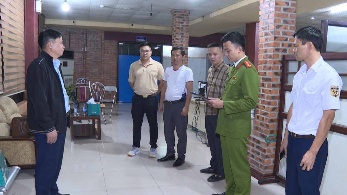 Cơ quan Cảnh sát điều tra thi hành Lệnh khám xét nơi làm việc của đối tượng Nguyễn Xuân Sơn.