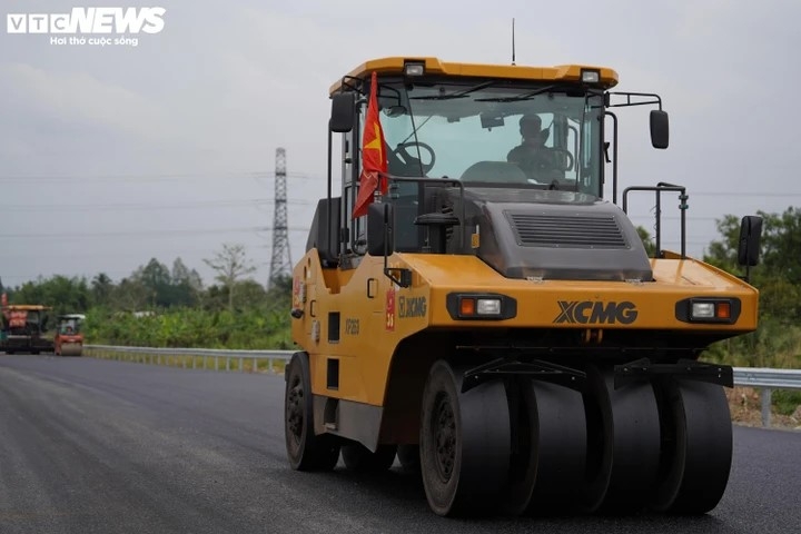 Hơn 2.100 công nhân và 1.150 máy móc đang “vượt nắng, thắng mưa”, làm đêm làm ngày để hoàn thành hơn 110km tuyến cao tốc Cà Mau - Cần Thơ.