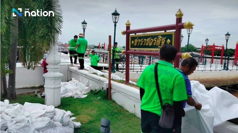 Lực lượng chức năng kiểm tra, khắc phục các điểm xung yếu và gia cố các bờ đê. Nguồn: The Nation