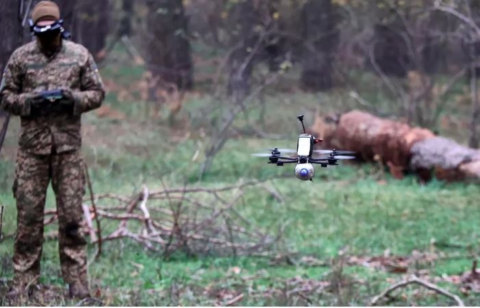 Binh sỹ Ukraine sử dụng UAV trên chiến trường. Ảnh: Ukrinform/NurPhoto