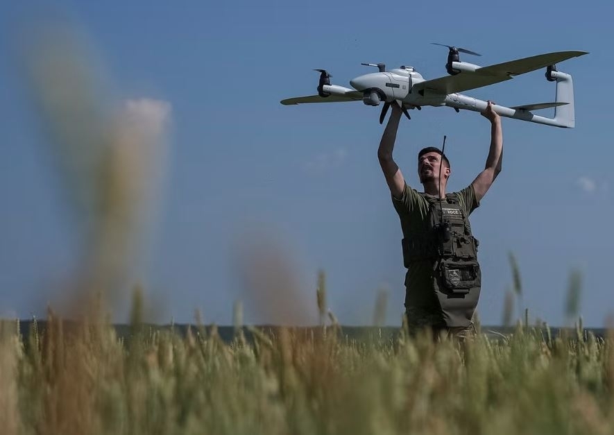 Binh sỹ Ukraine sử dụng máy bay không người lái. Nguồn: Reuters
