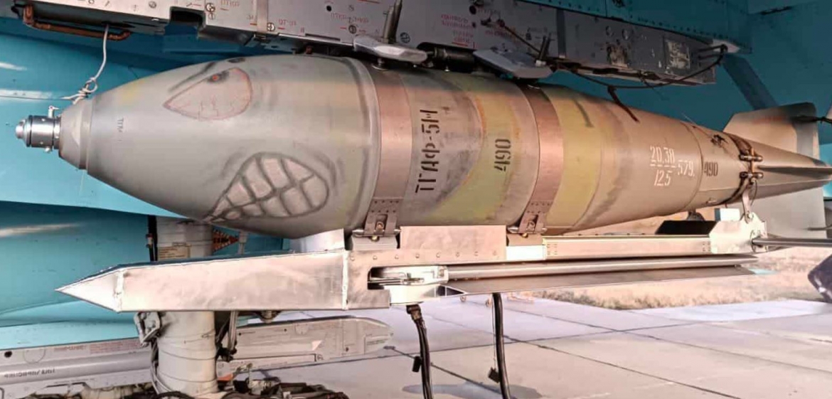 Bom FAB-500 tích hợp bộ phận dẫn đường được lắp đặt dưới cánh máy bay Su-34. Ảnh: militarnyi.com