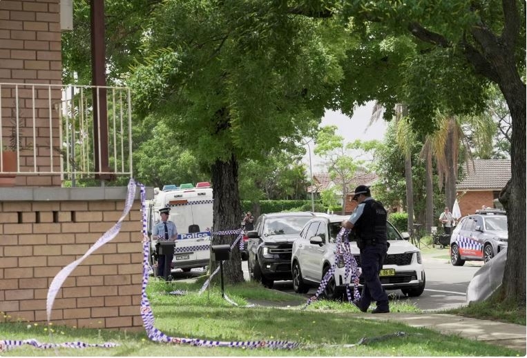 Cảnh sát xuất hiện bên ngoài nơi ở của các nghi phạm. Ảnh: Reuters