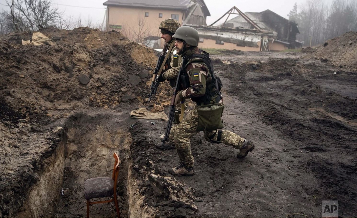 Binh sỹ Ukraine tiến gần một chiến hào. Ảnh: AP