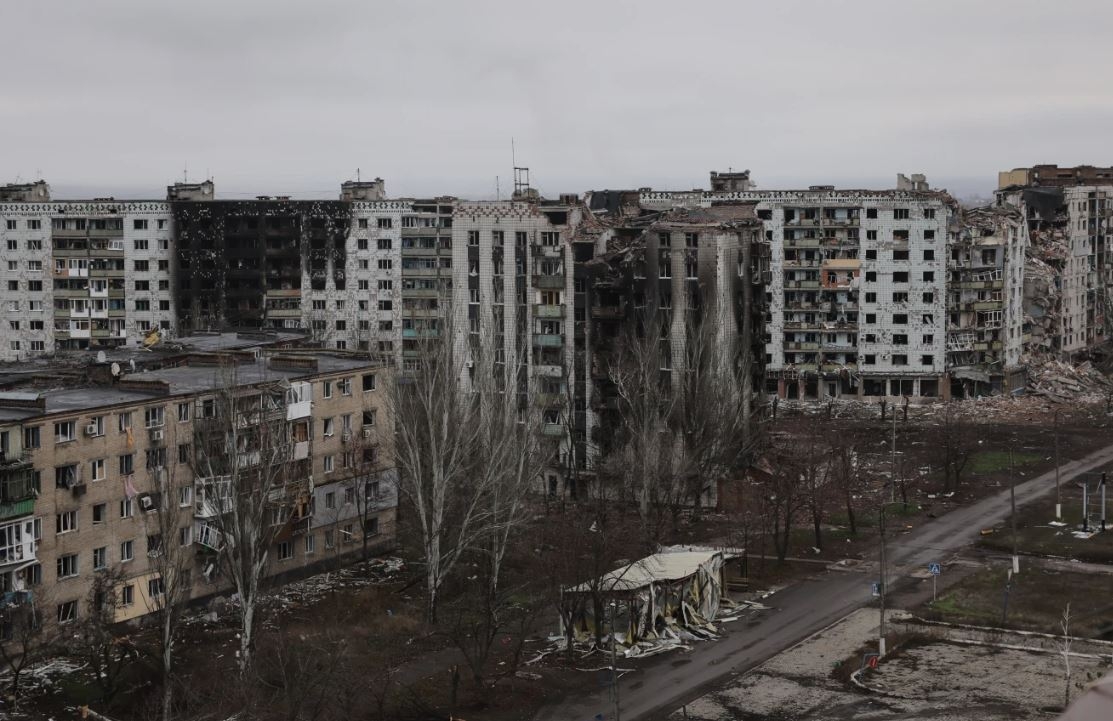 Một khu vực tại Donetsk bị phá hủy do giao tranh. Ảnh: AP