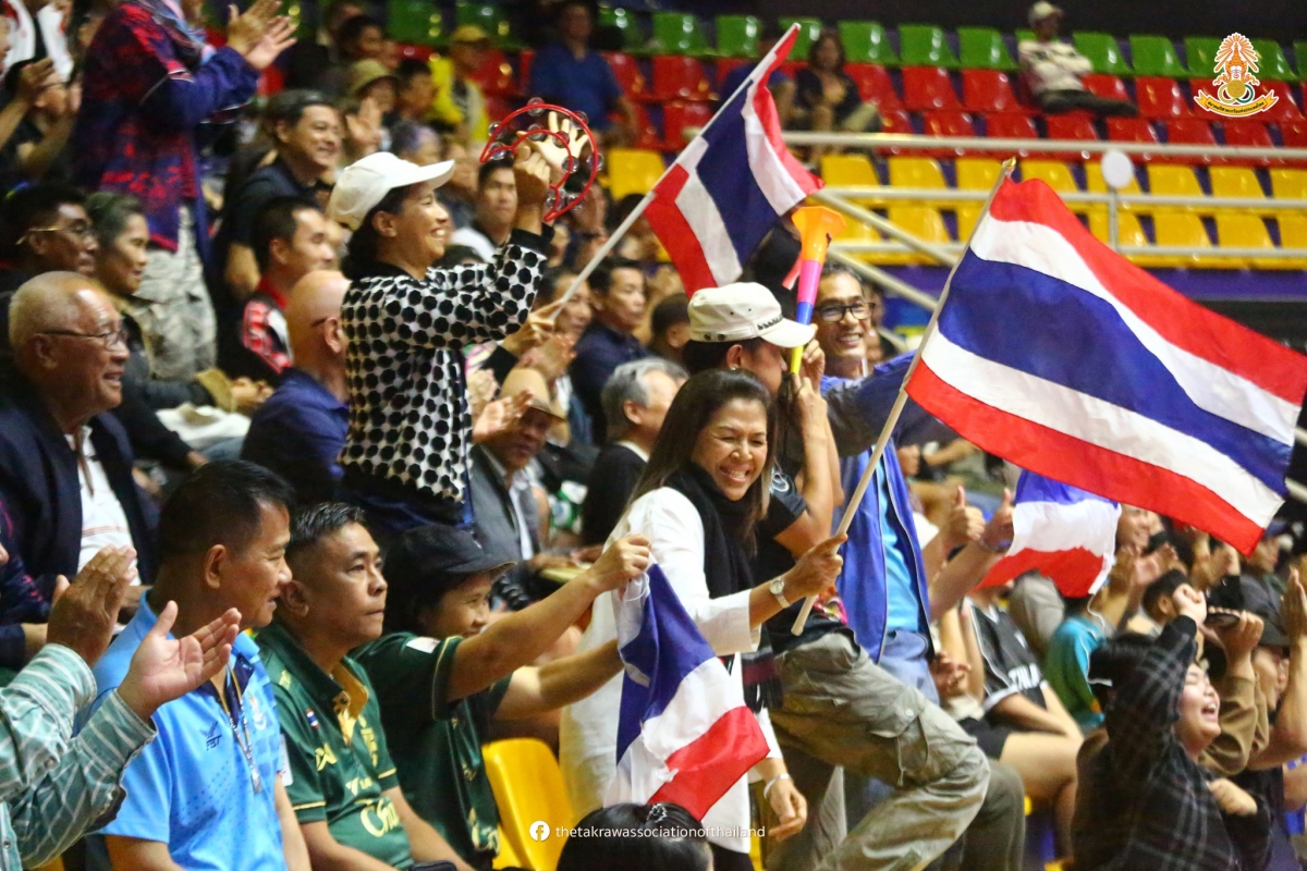 Các VĐV đội cầu mây nữ Việt Nam đang phải thi đấu dưới sức ép lớn từ các CĐV chủ nhà Thái Lan trong trận đấu chung kết đồng đội ba người với đội chủ nhà. (Ảnh: LĐCM Thái Lan). 