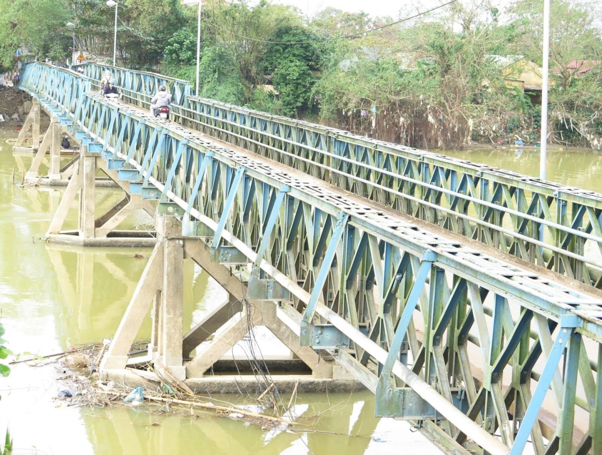 Cầu Phú Lưu bắc qua Cồn Hến đã xuống cấp khiến việc đi lại của người dân gặp khó khăn