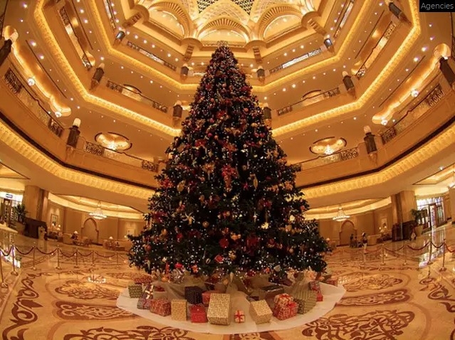Cây thông được treo trên cành hàng trăm món trang sức quý giá, bao gồm kim cương, ngọc lục bảo, sapphire và ngọc trai, tất cả đều được xâu chuỗi cẩn thận giữa những chiếc nơ và đồ trang trí.
