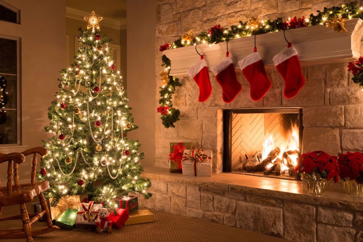 Việc trang trí cây thông với đèn, quả châu, ngôi sao và kim tuyến đã trở thành hoạt động không thể thiếu mỗi dịp Noel, biểu trưng cho niềm vui và sự tái sinh (Ảnh: KT)