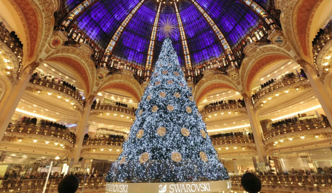 Cây thông Noel tại khách sạn ở Abu Dhabi, UAE năm 2010, với chi phí ước tính hơn 11 triệu USD. Cây thông cao 13 mét rực rỡ với những viên đá quý xuất hiện giữa sảnh lớn của khách sạn.