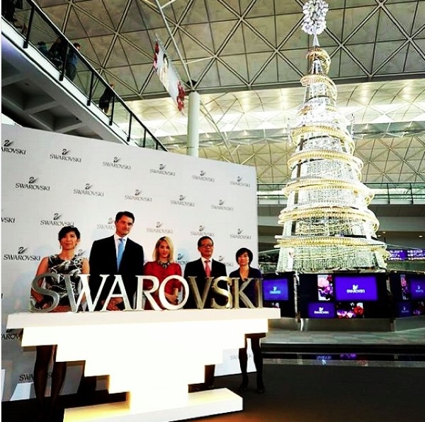 Cây thông Noel những viên pha lê Swarovski lấp lánh.