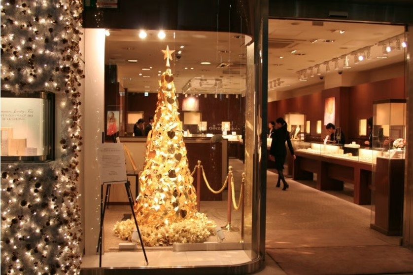 Cây thông Noel bằng vàng nguyên khối Ginza Tanaka – Tokyo, Nhật Bản được trưng bày vào năm 2012, với chi phí lên hơn 4,2 triệu USD.